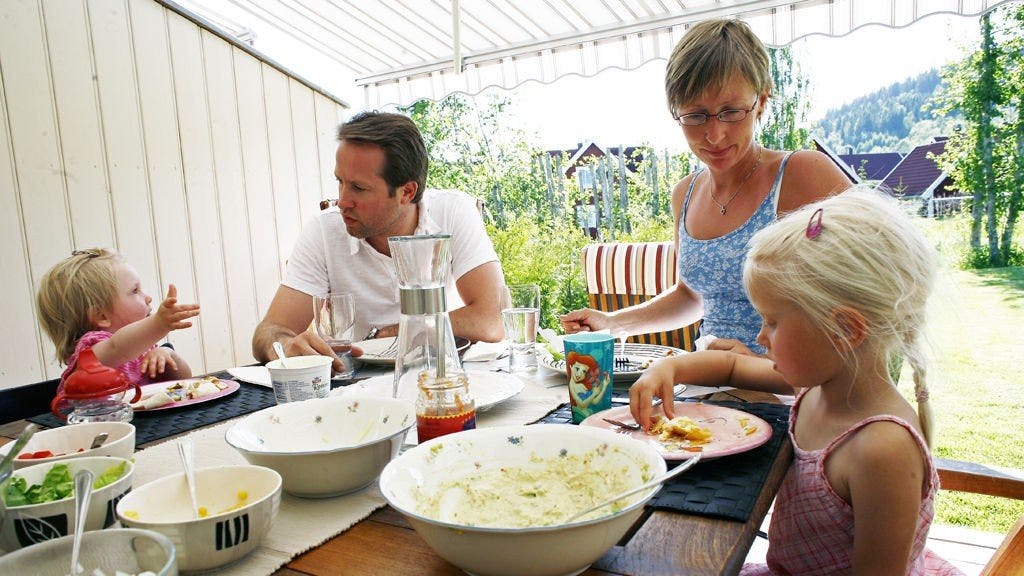 Norsk familie spiser sammen